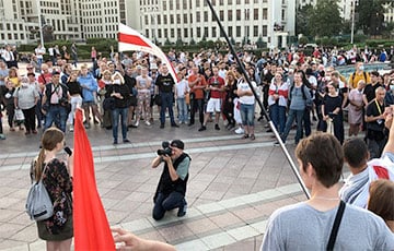 Тысячи белорусов с национальными флагами вышли площадь Независимости