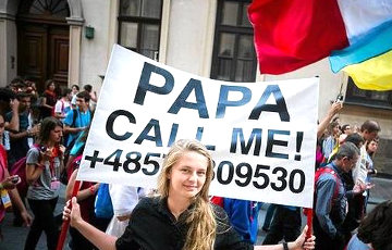 Белоруска с плакатом «Папа, позвони мне» прославилась на Всемирных днях молодежи