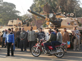 Перед президентским дворцом в Египте выставили танки