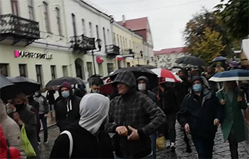 В Гродно люди выстроились в колонну и пошли по улице Советской