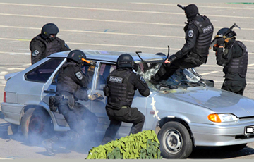 В Борисове ОМОН задержал пассажиров, серьезно повредив автомобиль-такси