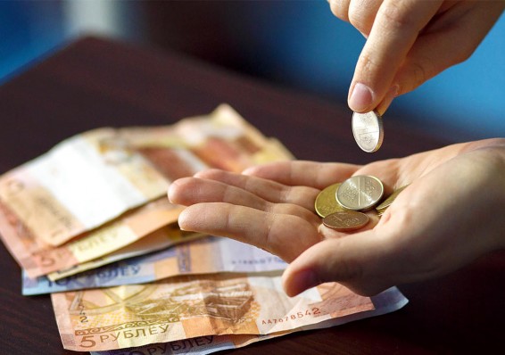 Средняя зарплата белорусов в августе снизилась почти на 11 рублей