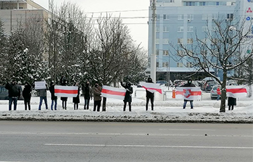 Минчане встали в цепь солидарности на Логойском тракте