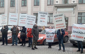 Минчане вышли с плакатами к администрации Советского района