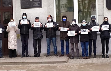 Сотрудники Академии наук вышли на акцию солидарности