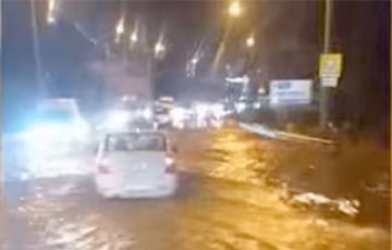 В Крыму затопило трассу Симферополь-Ялта: видеофакт