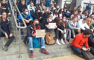 «Мы сидим за тех, кто сидит!»: как протестуют белорусские студенты