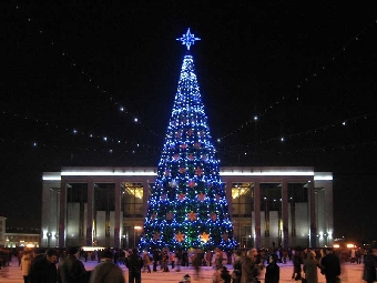 Монтаж центральной новогодней елки начнется 23 ноября на Октябрьской площади Минска