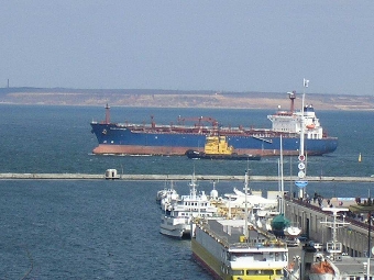 Сильный шторм мешает зайти в порт танкеру с нефтью для Беларуси