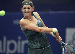 Азаренко вышла в полуфинал теннисного турнира в Линце