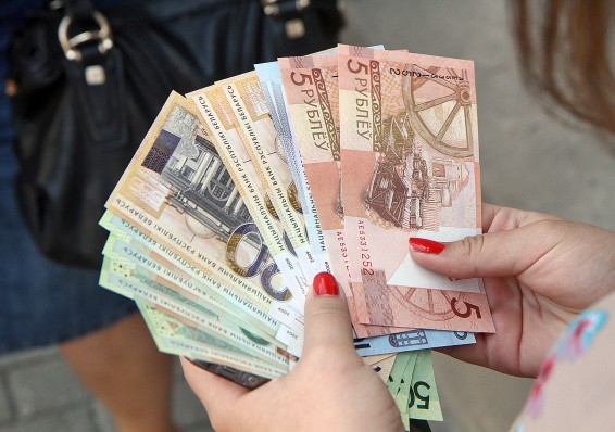 Номинальная начисленная средняя зарплата за март составила 1056,9 рубля