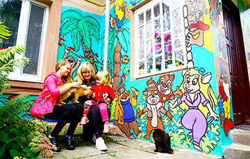Жительница Барановичей разрисовала стены своего дома сказочными героями