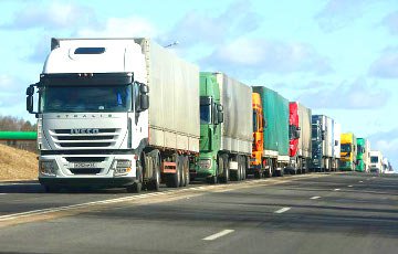 Украинские активисты продолжают блокировать российские грузовики у погранперехода Доманово-Мокраны