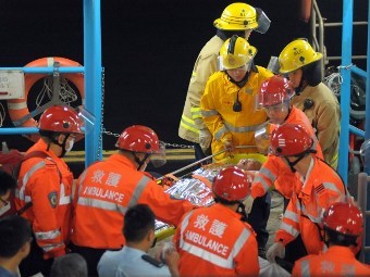 В Гонконге при столкновении парома с лодкой погибли 25 человек