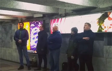 Белорусы исполнили «Купалинку» на станции метро площадь Якуба Коласа