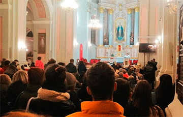 В кафедральном соборе на площади Свободы началась служба по Роману Бондаренко