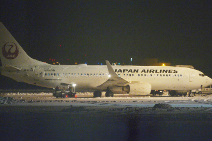 Пассажиров японского самолета эвакуировали из-за дымящегося двигателя