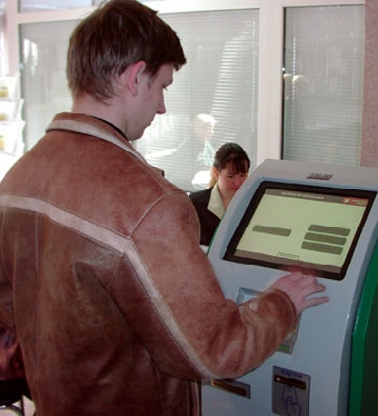 Белорусы смогут уплачивать больше налогов через инфокиоски и банкоматы с 2011 года