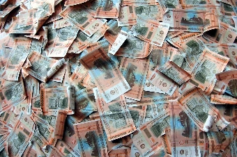 2 тыс. 703 доллара - долг каждого белоруса
