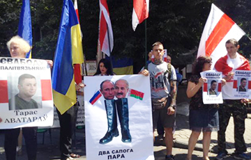 Фотофакт: В Киеве протестуют против приезда Лукашенко