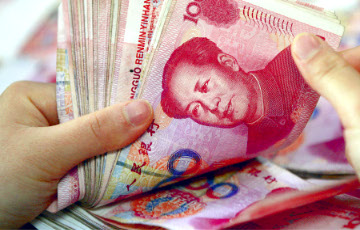 Курс юаня продемонстрировал рекордное падение к доллару