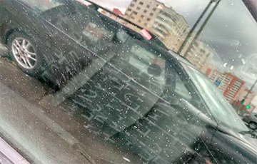 В Гродно на парковке случайно «покрасили» около десяти автомобилей
