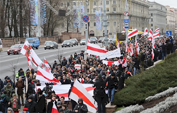 Молодая белоруска на акции за независимость: Я горжусь нашими людьми!