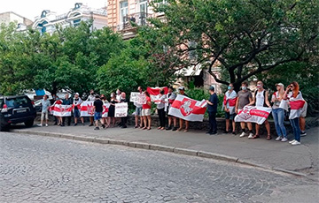 Белорусы Киева провели акцию в поддержку Виктора Бабарико