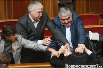 Демократические силы требуют привлечь...