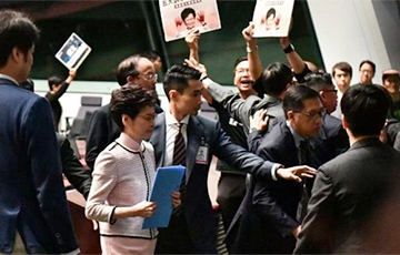 Оппозиция не дала главе Гонконга произнести речь в парламенте