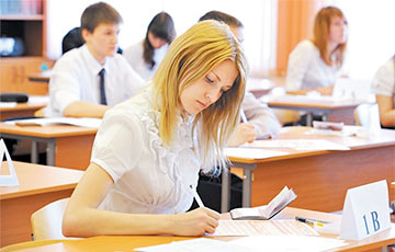 Из-за эпидемии белорусы требуют отменить выпускные экзамены в школах