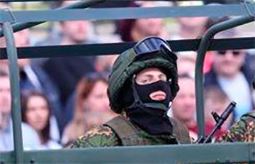 Многие военные на парада в Минске были в масках максимального заражения