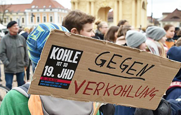 Десятки тысяч немецких школьников вышли на демонстрацию в защиту климата