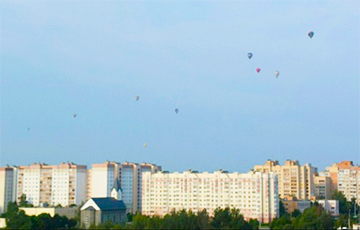 В небо над Минском поднялись десятки воздушных шаров