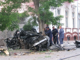 Пассажир и водитель остались живы после падения машины с 12-метровой высоты
