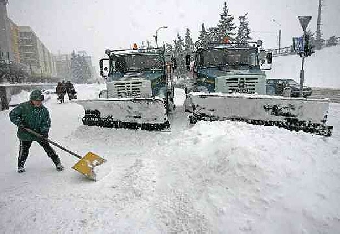 Дорожники Минска просят автовладельцев помочь в уборке снега 13-14 января