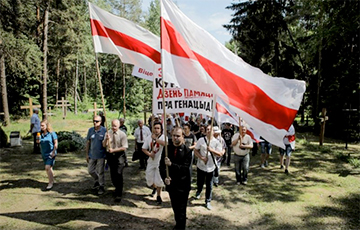 «Немецкая волна»: Белорусы протестуют против снесения крестов в Куропатах