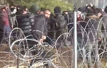 Мигранты пытаются пробить ограждение на границе лопатами