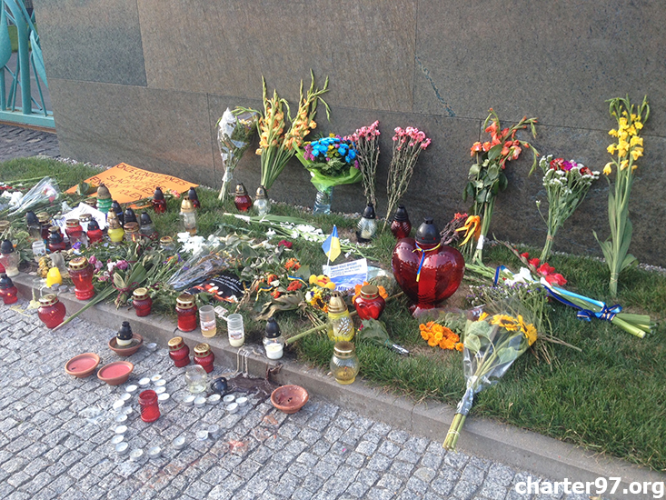 Поляки несут цветы к посольству Нидерландов
