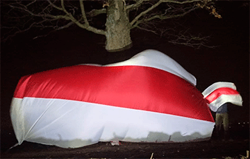 В Хатежино развернули огромный бело-красно-белый флаг