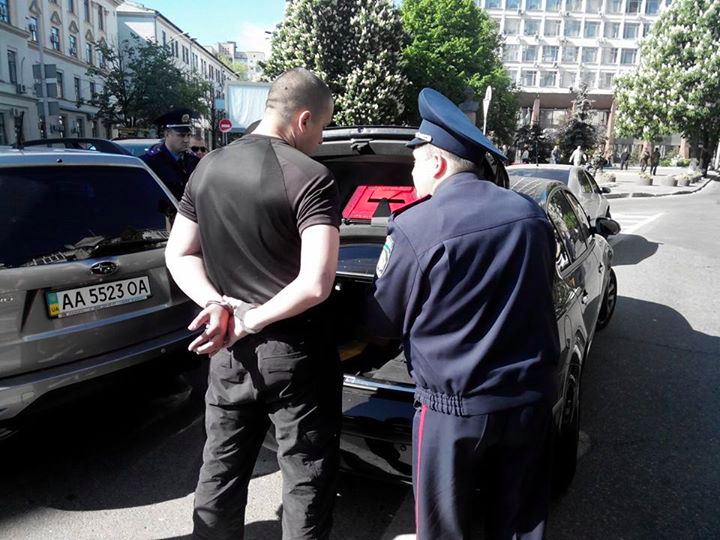 В центре Киева задержан автомобиль с арсеналом оружия
