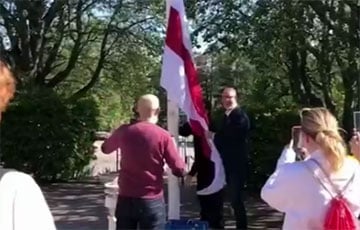 Власти еще одного европейского города официально подняли бело-красно-белый флаг
