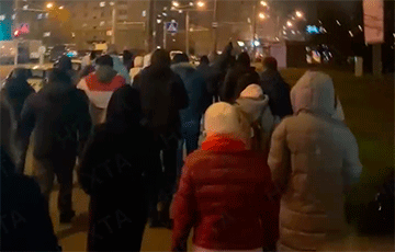 Минское Сухарево вышло на вечерний марш