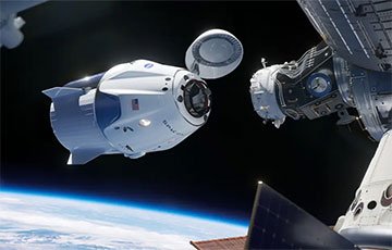 Корабль Crew Dragon Илона Маска с экипажем пристыковался к МКС: прямая трансляция