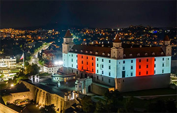Братиславский град —  в бело-красно-белых цветах