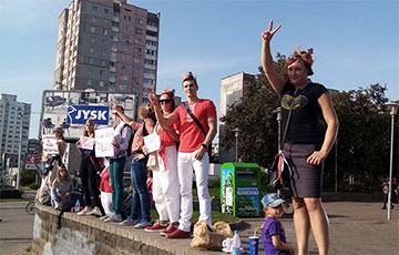 Белорусы в коронах встали в цепь солидарности