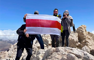 Сшитый Ниной Багинской бело-красно-белый флаг подняли над самой высокой точкой Испании