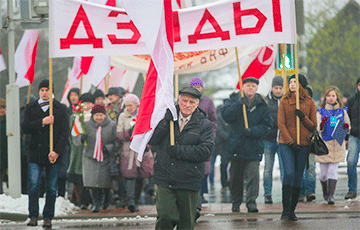 В Минске прошло шествие к Лошицкому яру под бело-красно-белыми флагами