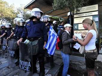 Греческие демонстранты прекратили блокаду Акрополя