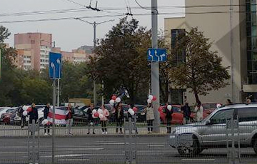 В Минске на улице Кальварийской протестующие встали в цепь